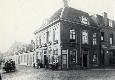 600948 Gezicht op de voorgevels van de huizen aan de zuidzijde Waterstraat (tussen de Zuilensteeg en Kroonstraat) te ...